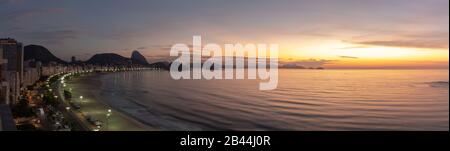 Panoramablick auf Rio Brasilien während eines Sonnenaufgangs von oben auf einen Wolkenkratzer. Stockfoto