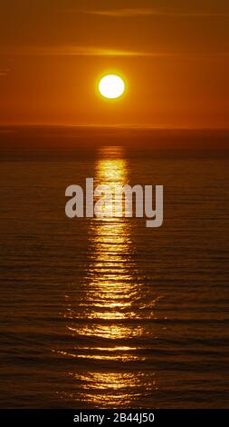 Fantastischer Sonnenaufgang am strand von copacabana in Brasilien. Stockfoto