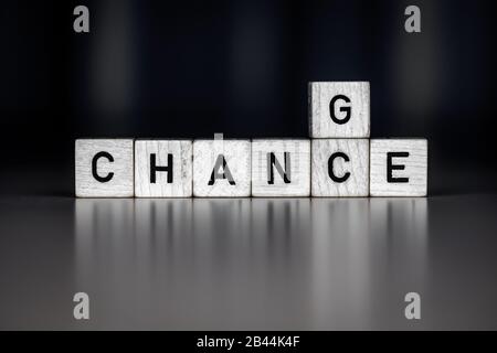 Die Worte ändern eine Chance als Konzept auf Holzwürfel, Business Stockfoto