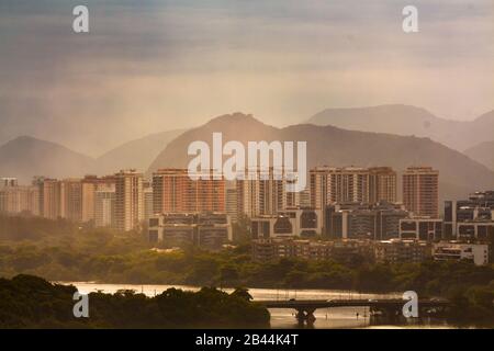 Blick auf Wolkenkratzer in Rio Brasilien während der goldenen Stunde. Stockfoto