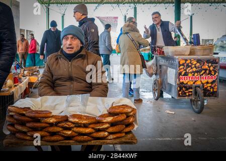 Ankara/Türkei - 01. März 2020: Türkischer Bagel und geröstete Kastanienhändler auf der Straße Stockfoto