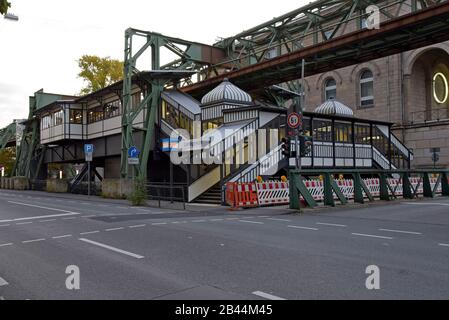 Historischer Art-Deco-Bahnhof des Landgerichts an der Schwebebahn-Einschienenbahn in Wuppertal, Deutschland Stockfoto