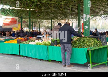 Ankara/Türkei - 01. März 2020: Rückblick auf einen Händler verkauft Spinat und anderes Obst und Gemüse auf einem lokalen Markt, der Türkei Stockfoto