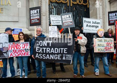 Protestant mit Banner bei der Nicht Ausliefernden Assange Kundgebung in The Strand aus Protest gegen die Auslieferung von WikiLeaks-Gründer Julian Assange in die USA. Stockfoto