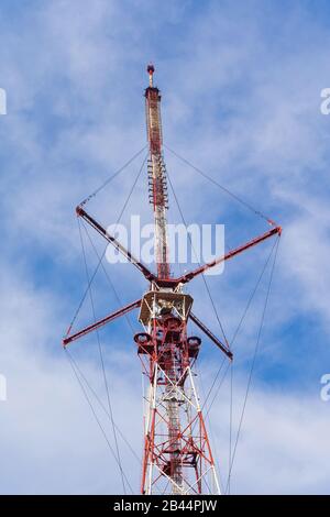 UKW-Fernsehantenne auf blauem Himmel Stockfoto