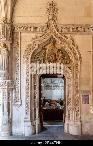 Toledo, Spanien - Dezember 6, 2019: Der Kreuzgang des Klosters San Juan de los Reyes Stockfoto