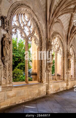 Toledo, Spanien - Dezember 6, 2019: Der Kreuzgang des Klosters San Juan de los Reyes Stockfoto