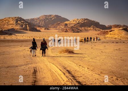 Menschen, die durch die Wüste Wadi Rum in Jordanien wandern Stockfoto