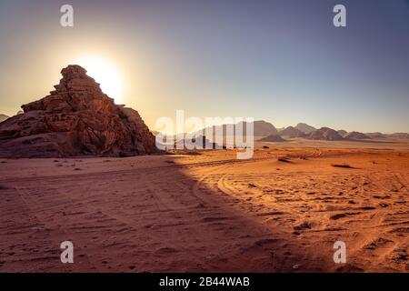 Spazieren Sie durch die Wüste Wadi Rum bei Sonnenaufgang in Jordanien Stockfoto