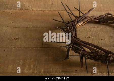 Dornenkrone auf Holzhintergrund. Osterreligionsmotiv zur Erinnerung an die Auferstehung Jesu - Ostern Stockfoto