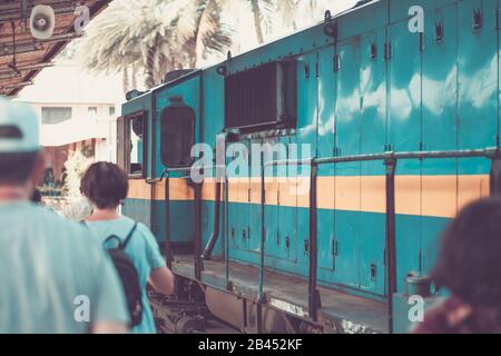 Der Bahnhof und Die Einheimischen und Touristen fahren auf einem Bahnsteiggleise in Galle Sri Lanka Stockfoto