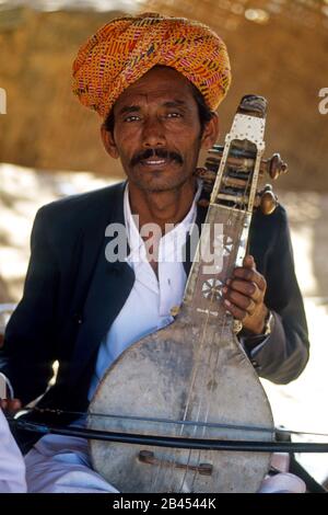 Rajasthani-Musiker, die Kamayacha im Schilfgram in Rajasthan, Indien, Asien spielen, KEIN MR Stockfoto