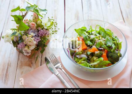 Warmer Gemüsesalat mit Kürbis, Perlgerste und Spinat auf altem, weiß-Holzhintergrund. Stockfoto