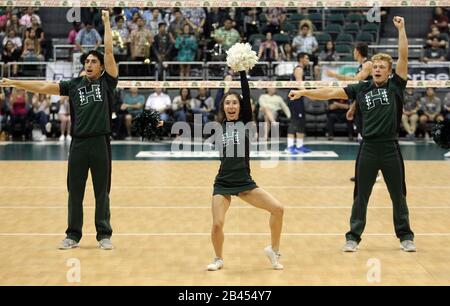 5. März 2020 - Cheerleader aus Hawaii treten während eines Spiels zwischen den BYU-Cougars und den Hawaii Rainbow Warriors im Les Murakami Stadium in Honolulu, HI - Michael Sullivan/CSM auf Stockfoto