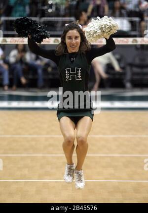 5. März 2020 - Cheerleader aus Hawaii treten während eines Spiels zwischen den BYU-Cougars und den Hawaii Rainbow Warriors im Les Murakami Stadium in Honolulu, HI - Michael Sullivan/CSM auf Stockfoto