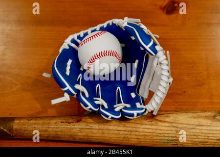 Baseball, Handschuh und Fledermaus. Stockfoto