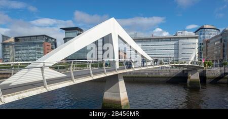 Tradeston Bridge, auch bekannt als Squiggly Bridge, eine Fußgängerbrücke, über den Fluss Clyde von Tradeston zum Glasgower Finanzviertel Stockfoto