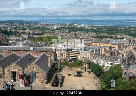 Panoramablick auf die Princes Street und die Stadt Edinburgh von der Argyll Battery im Edinburgh Castle Stockfoto