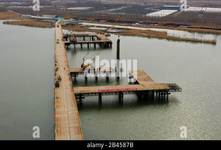 (200306) -- PEKING, 6. März 2020 (Xinhua) -- Luftbild vom 27. Februar 2020 zeigt die Baustelle des dritten Abschnitts des Intercity-Eisenbahnprojekts Beijing-Binhai in Tianjin, Nordchina. (Xinhua/Li Ran) Stockfoto