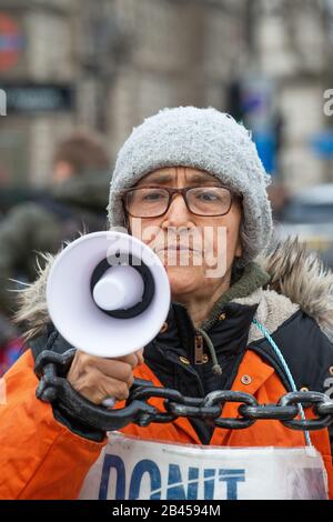 Protegieren Sie mit Megafon bei der Nicht Ausliefernden Assang-Kundgebung in London aus Protest gegen die Auslieferung von WikiLeaks-Gründer Julian Assange in die USA. Stockfoto