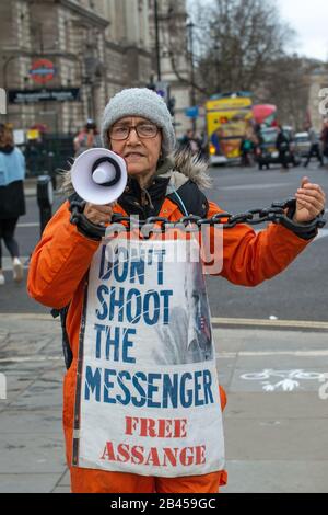 Protegieren Sie mit Megafon bei der Nicht Ausliefernden Assang-Kundgebung in London aus Protest gegen die Auslieferung von WikiLeaks-Gründer Julian Assange in die USA. Stockfoto