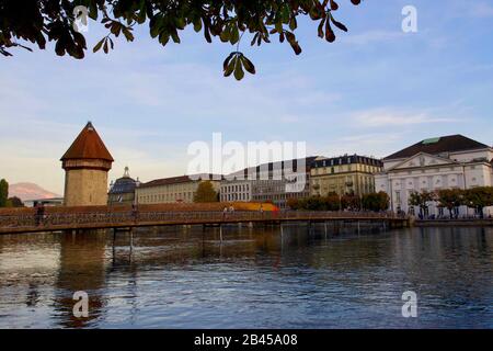 Blick auf den Fluss Reuss, Wasserturm & Rathaussteg & Kapellenbrücken, Luzern, Schweiz. Stockfoto