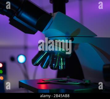 Mikrobiologische Labor Mikroskop im Labor Innenraum Stockfoto