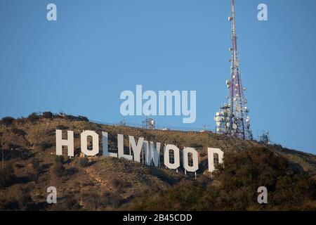 Los Angeles, Kalifornien - 15. Februar 2020: Blick auf das Hollywood-Zeichen vom Lake Hollywood Park in Los Angeles, Kalifornien Stockfoto