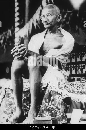 Mahatma Gandhi auf dem Stuhl sitzend, Indien, Asien, 1930er Jahre, altes Vintage 1900er Bild Stockfoto