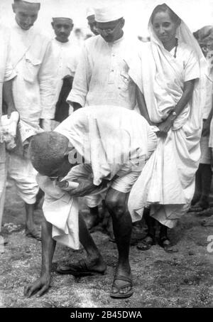 Mahatma gandhi bricht das Salzgesetz in dandi in gujarat, Indien, Asien