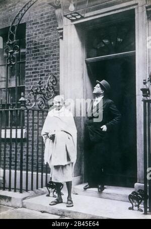 Mahatma Gandhi steht auf 10 Downing Street, Nummer 10, London, England, Großbritannien, UK, 1931, alter Jahrgang 1900s Bild Stockfoto