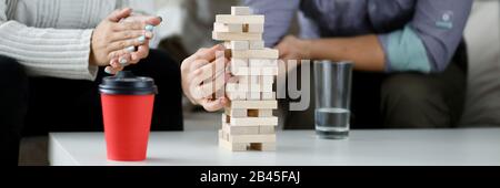 Paar bauen Turm aus Holz block Stockfoto