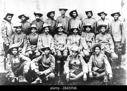 Mahatma Gandhi in der Mitte, Natal Indian Ambulance Corps, Freiwillige Indian Ambulance Corps Trage Träger während Bambatha Rebellion, Zulu Rebellion, Südafrika, 1906, alte Vintage 1900s Bild Stockfoto