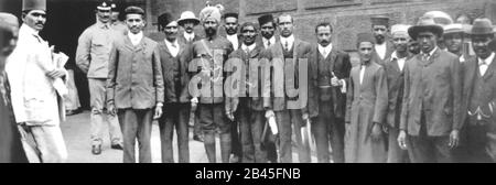 Passive Widerstandskämpfer, chinesische Führer, Mahatma Gandhi (zweite Linke) andere, die aus dem Johannesburg Fort Gefängnis, Südafrika, entlassen werden, Januar 1908, alter alter 1900er-Film Stockfoto