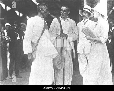 Mahatma Gandhi im Gespräch mit Mitarbeitern am Bahnhof Pietermaritzburg, KwaZulu Natal, Südafrika, 22. Dezember 1913, altes Bild aus den 1900er Jahren Stockfoto