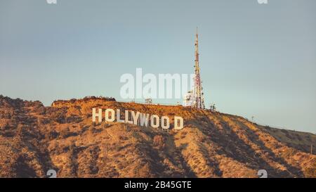 Los Angeles, Kalifornien - 15. Februar 2020: Blick auf das Hollywood-Zeichen vom Lake Hollywood Park in Los Angeles, Kalifornien Stockfoto