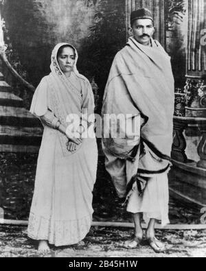 Mahatma Gandhi und Kasturba Gandhi sind gerade aus Südafrika nach Indien zurückgekehrt, 1916, altes Bild aus dem 19. Jahrhundert Stockfoto