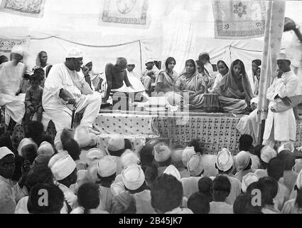 Mahatma Gandhi Treffen Harijans, Bombay, Mumbai, Maharashtra, Indien, Asien, 1926, alter Jahrgang 1900s Bild Stockfoto