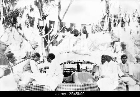 Mahatma Gandhi Spinning Baumwolle auf Takli Spindel bei der öffentlichen Sitzung, Indien, 1929, alten Jahrgang 1900s Bild Stockfoto
