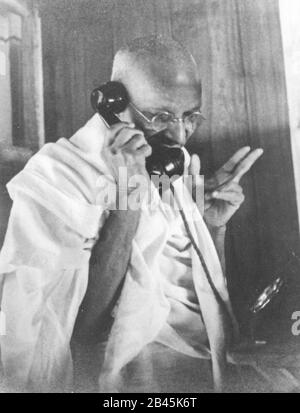 Mahatma Gandhi telefonische Gespräche, Indien, 1940er Jahre, alte Vintage 1900er Bild Stockfoto