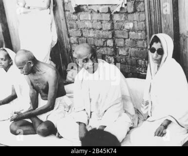 Mahatma Gandhi und Kasturba Gandhi mit Sardar Vallabhbhai Patel und Rajkumari Bibiji Amrit Kaur Ahluwalia, Indien, Asien, September 1939, alter Jahrgang 1900er Bild Stockfoto