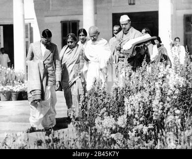 Mahatma Gandhi mit Mitarbeitern Dr. Sushila Nayyar, Bruder Pjarelal Nayar, Mahadev Desai, Sodepur Ashram, Kalkutta, Kolkata, Westbengalen, Indien, Asien, April 1939, alter Jahrgang 1900s Bild Stockfoto