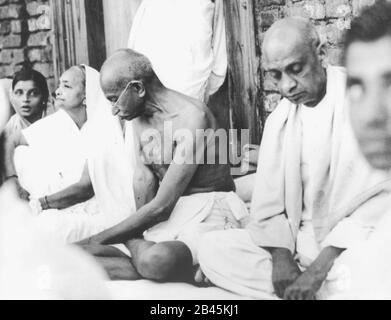 Mahatma Gandhi mit Kasturba Gandhi und Sardar Vallabhbhai Patel bei Treffen, Indien, Asien, 1940er Jahre, altes Jahrgangsbild Stockfoto