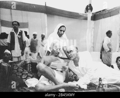 Mahatma Gandhi mit Sekretär Mahadev Desai bei der Sitzung des Kongresskomitees, Bombay, Mumbai, Maharashtra, Indien, Asien, August 1942, altes Bild des Jahrgangs 1900 Stockfoto