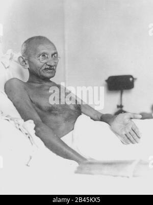 Mahatma Gandhi Talking, Birla House, Bombay, Mumbai, Maharashtra, Indien, Asien, August 1942, altes Bild des Jahrgangs 1900s Stockfoto