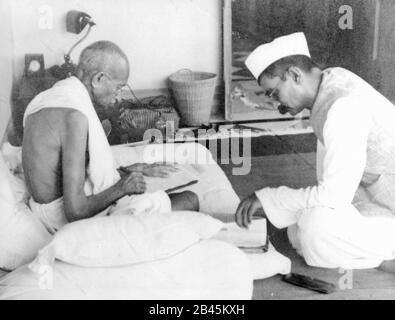 Mahatma Gandhi mit Associate Rajendra Prasad im Birla House, Bombay, Mumbai, Maharashtra, Indien, Asien, 1942 , alter Jahrgang 1900s Bild Stockfoto