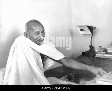 Mahatma Gandhi sitzt im Birla House, Bombay, Mumbai, Maharashtra, Indien, Asien, 1944 , alter Jahrgang 1900s Bild Stockfoto