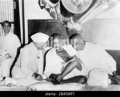 Mahatma Gandhi im Gespräch mit Sardar Vallabhbhai Patel und Jawaharlal Nehru, Indien, 1940er Jahre, altes Vintage 1900er Bild Stockfoto