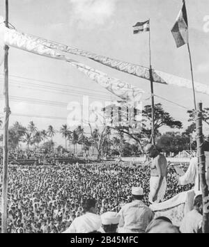 Mahatma Gandhi bei einem öffentlichen Treffen in Westbengalen, Indien, Asien, 1945, altes Bild des Jahrgangs 1900 Stockfoto