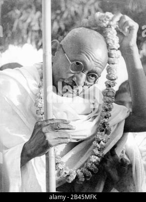 Mahatma Gandhi entfernt Girlande erhielt auf seiner Friedensmission nach Noakhali, Westbengalen, Indien, Asien, November 1946, alten Jahrgang 1900s Bild Stockfoto